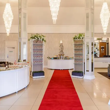Oaks Hotel