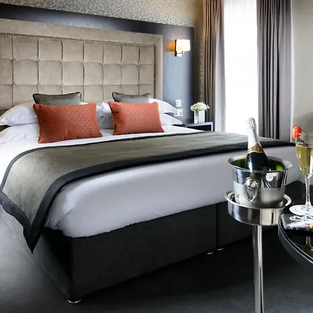 Oaks Hotel