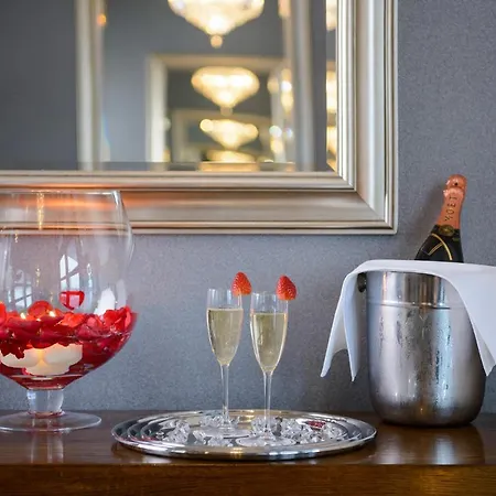 Oaks Hotel 4*